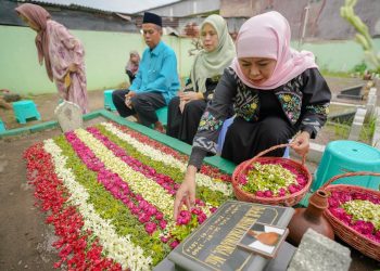 Jelang Pelantikan, Khofifah Ziarah ke Makam Suami dan Orang Tua Serta Berbagi Ratusan Paket Sembako Bagi Warga Tak Mampu