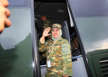 Berbaju Komcad Lengkap dan Sepatu PDL, Khofifah Siap Ikuti Rangkaian Retreat Kepala Daerah di Akmil Magelang