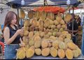 Festival Durian Diserbu Warga Dikawasan Jalan Pemuda Surabaya