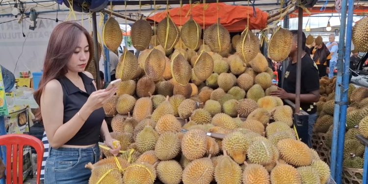 Festival Durian Diserbu Warga Dikawasan Jalan Pemuda Surabaya
