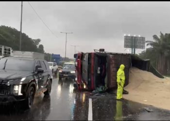 Truk Bermuatan Pupuk Terguling di KM 15 Tol Surabaya Porong