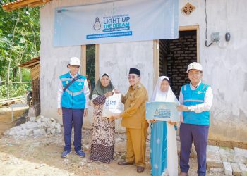 Berkah Ramadhan, PLN Sambung Listrik Serentak 270 Masyarakat Pra Sejahtera di Jawa Timur