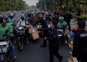 Berbagi Berkah Bulan Ramadhan Bidhumas Polda Jatim Bagikan 300 Paket Takjil ke Pengguna Jalan Ahmad Yani Surabaya