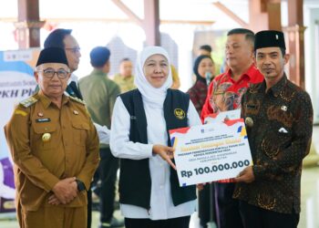 Gubernur Khofifah Salurkan 5,7 Miliar Bansos dan Zakat Produktif Di Kabupaten Blitar