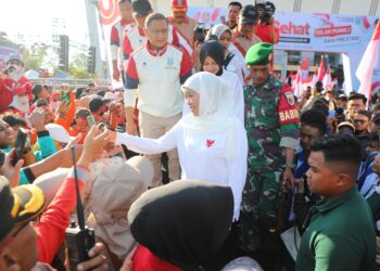 Jalan Sehat Bersama Puluhan Ribu Murid SMA/SMK/SLB dan Guru Se-Kediri, Gubernur Khofifah Bagikan 500-an Doorprize dan Grandprize Umroh Untuk Peserta