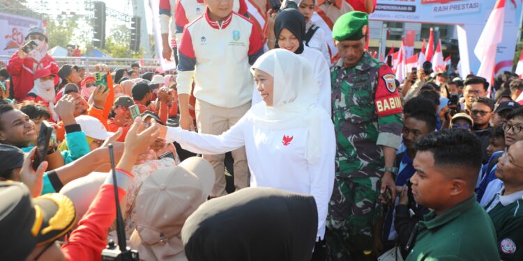 Jalan Sehat Bersama Puluhan Ribu Murid SMA/SMK/SLB dan Guru Se-Kediri, Gubernur Khofifah Bagikan 500-an Doorprize dan Grandprize Umroh Untuk Peserta