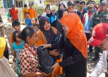 Gubernur Jatim Khofifah Serahkan Bantuan Kepada Warga Terdampak Gempa Situbondo, Tekankan Pentingnya Desa Tangguh Bencana