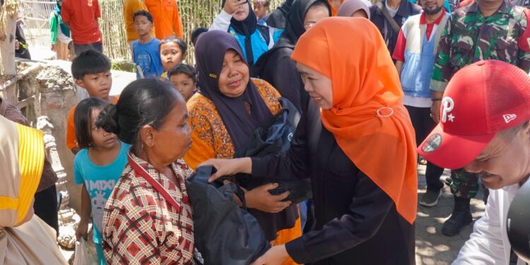 Gubernur Jatim Khofifah Serahkan Bantuan Kepada Warga Terdampak Gempa Situbondo, Tekankan Pentingnya Desa Tangguh Bencana