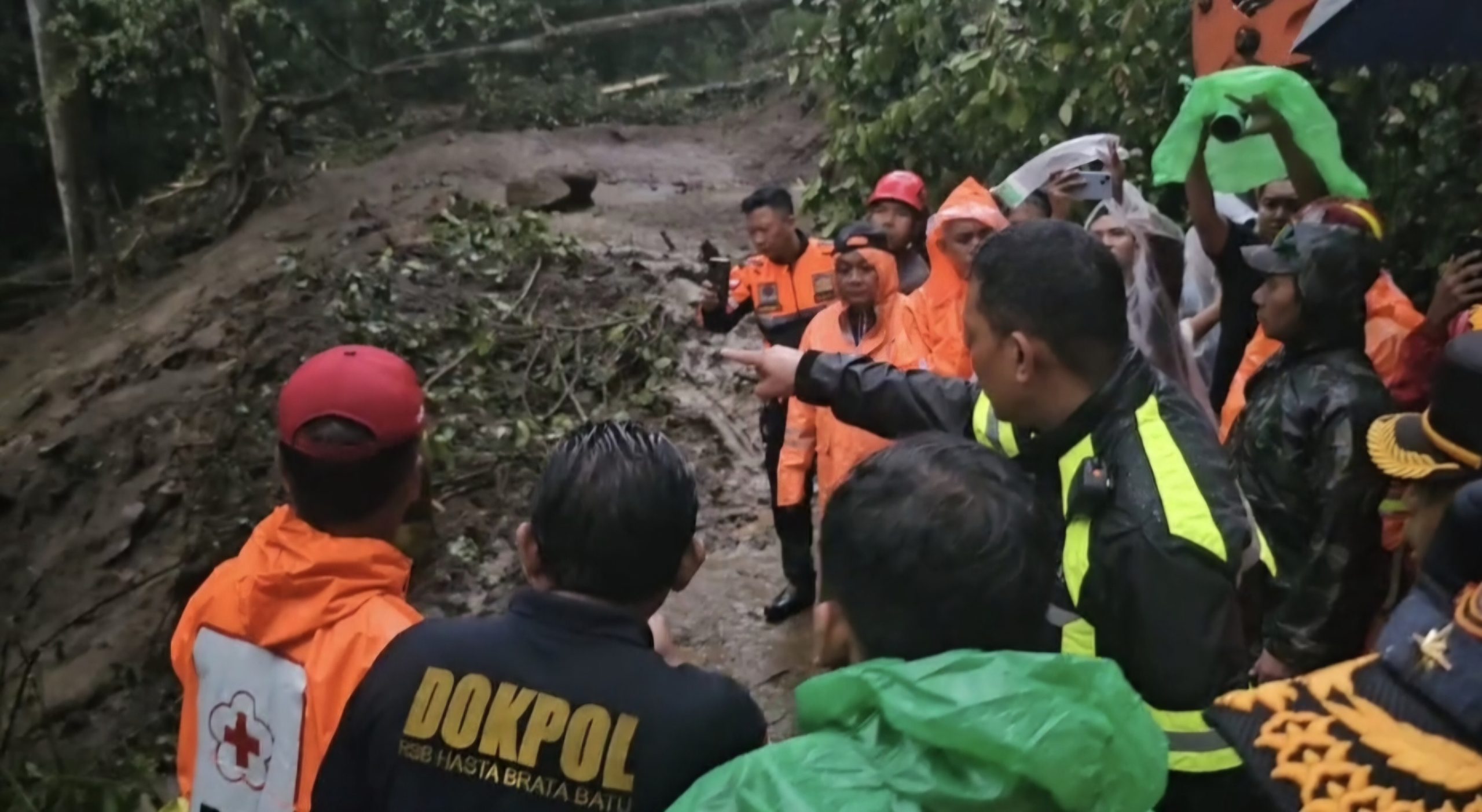 Dirlantas Polda Jatim Kombes Komarudin Cek Langsung Lokasi Tanah Longsor  Dikawasan Wisata Pacet