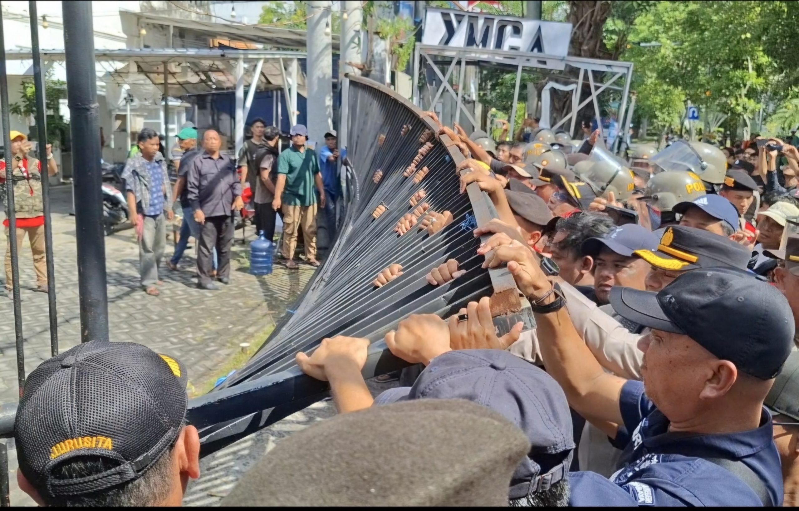 Eksekusi Bangunan Cagar Budaya Ricuh, Aksi Saling Dorong antara Penghuni dan Polisi