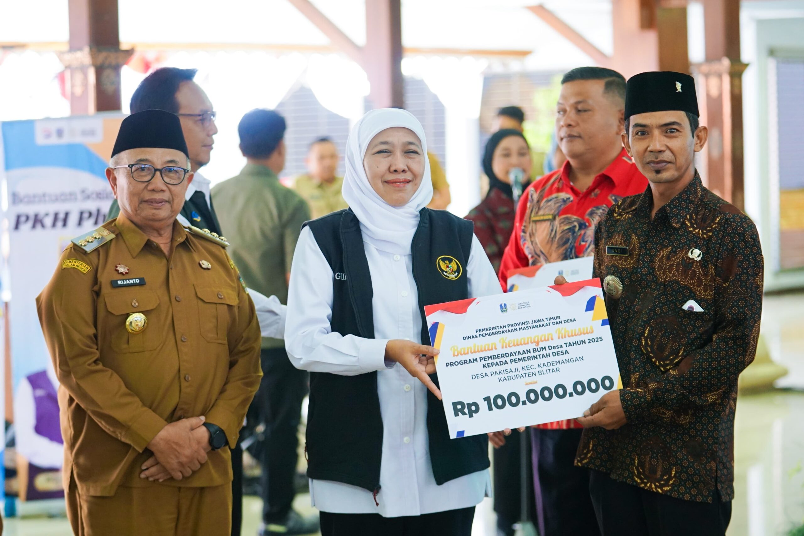 Gubernur Khofifah Salurkan 5,7 Miliar Bansos dan Zakat Produktif Di Kabupaten Blitar