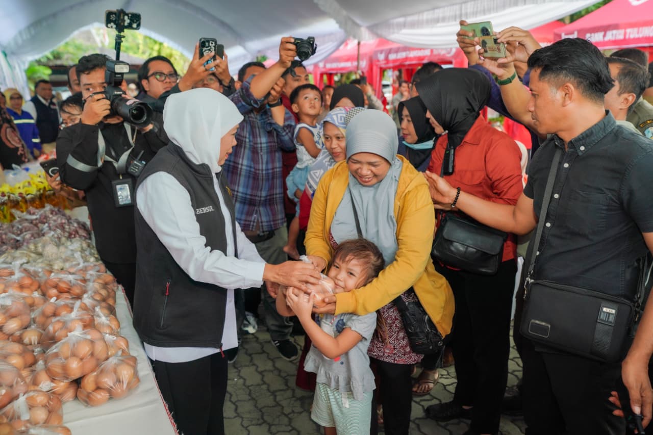 Bansos dan Zakat Produktif Rp6,1 Miliar untuk Warga Tulungagung, Gubernur Khofifah Optimis Jadi Bantalan Sosial dan Larang untuk Judol