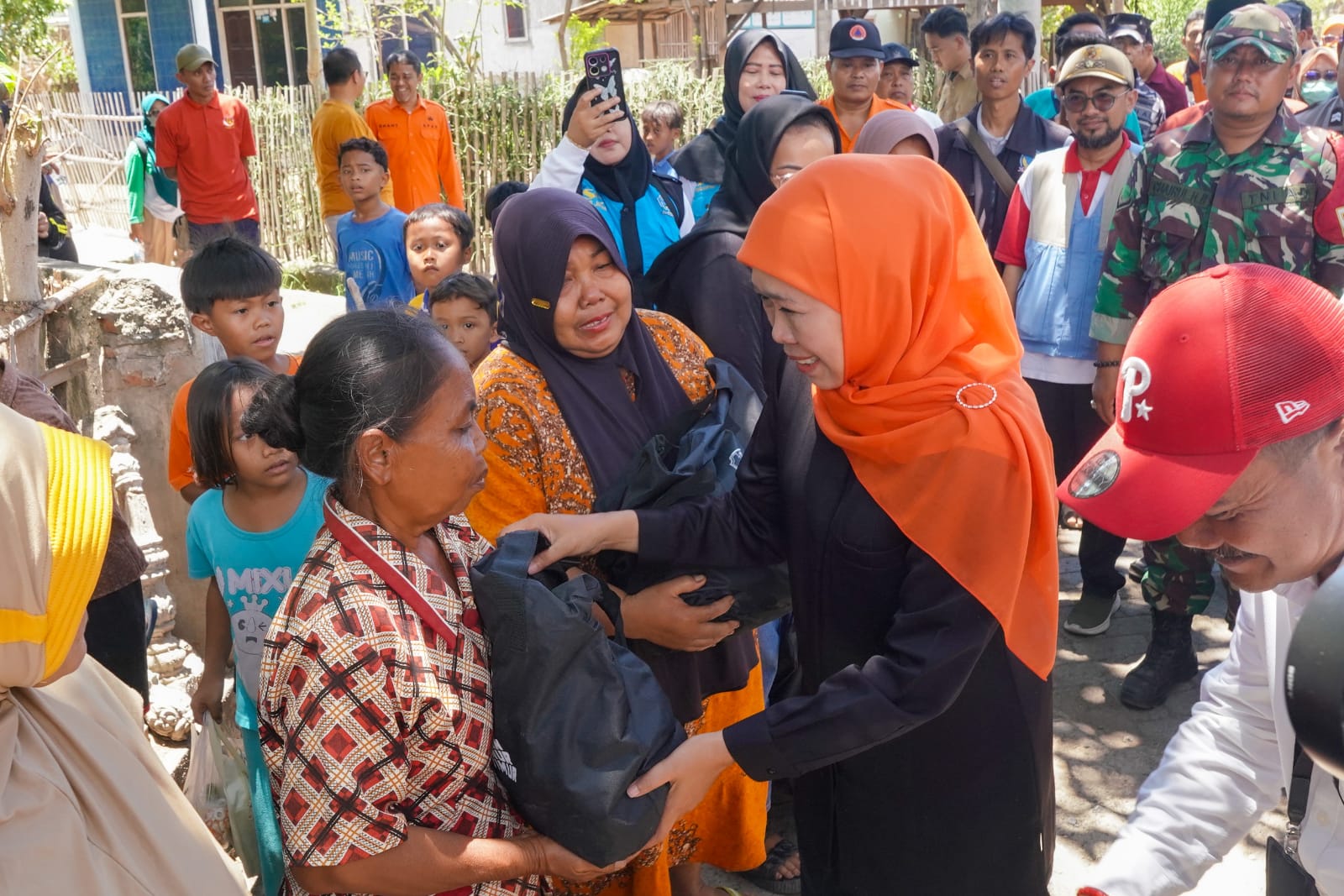 Gubernur Jatim Khofifah Serahkan Bantuan Kepada Warga Terdampak Gempa Situbondo, Tekankan Pentingnya Desa Tangguh Bencana