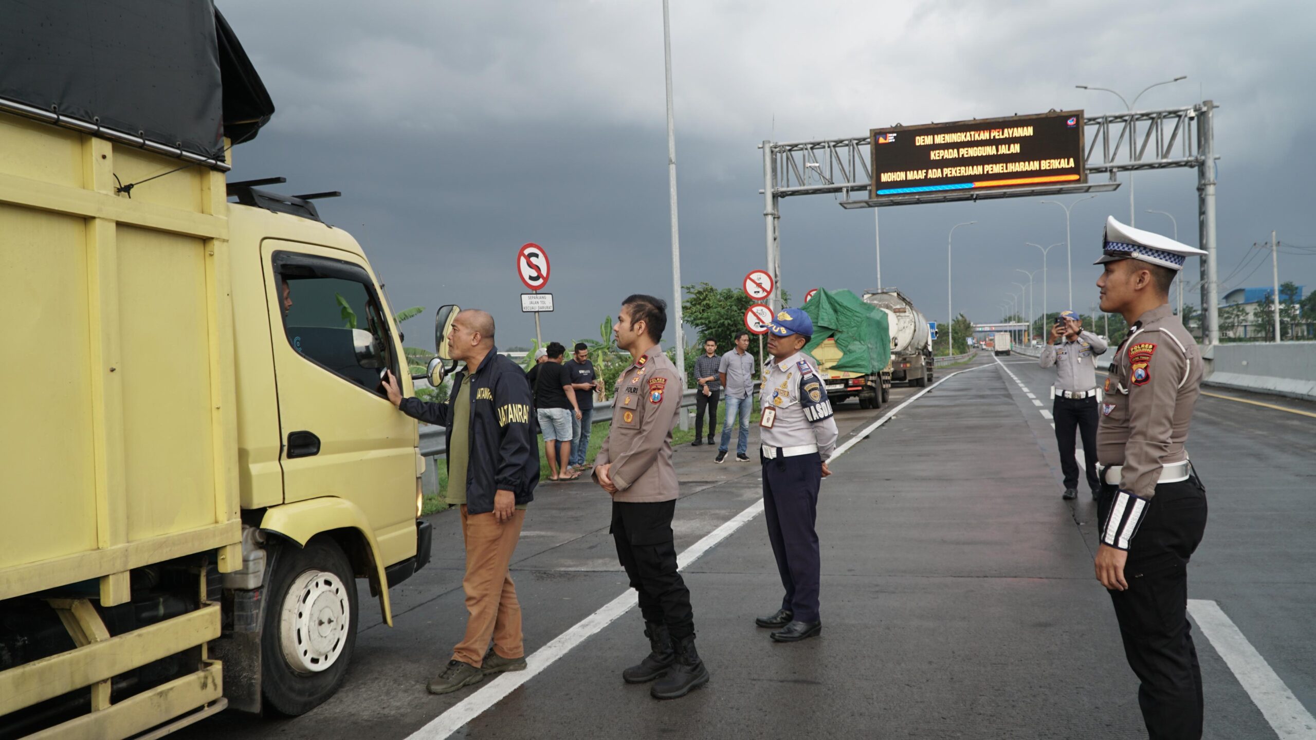 Transformasi Keamanan Jalan Raya: Inovasi Polri untuk Menjamin Ketahanan Pangan Nasional